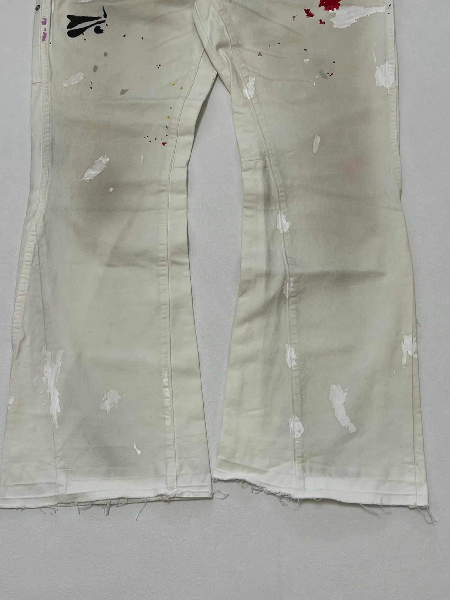 GALLERY DEPT. PAINTED CARPENTER FLARE graffiti logging pants, size 30/32/34/36, pure logging workwear style! Super heavy industry, mud dyeing and cleaning, worn out holes, all molded and customized, accessories are complete and correct! Artificial ink graffiti, tedious and heavy work